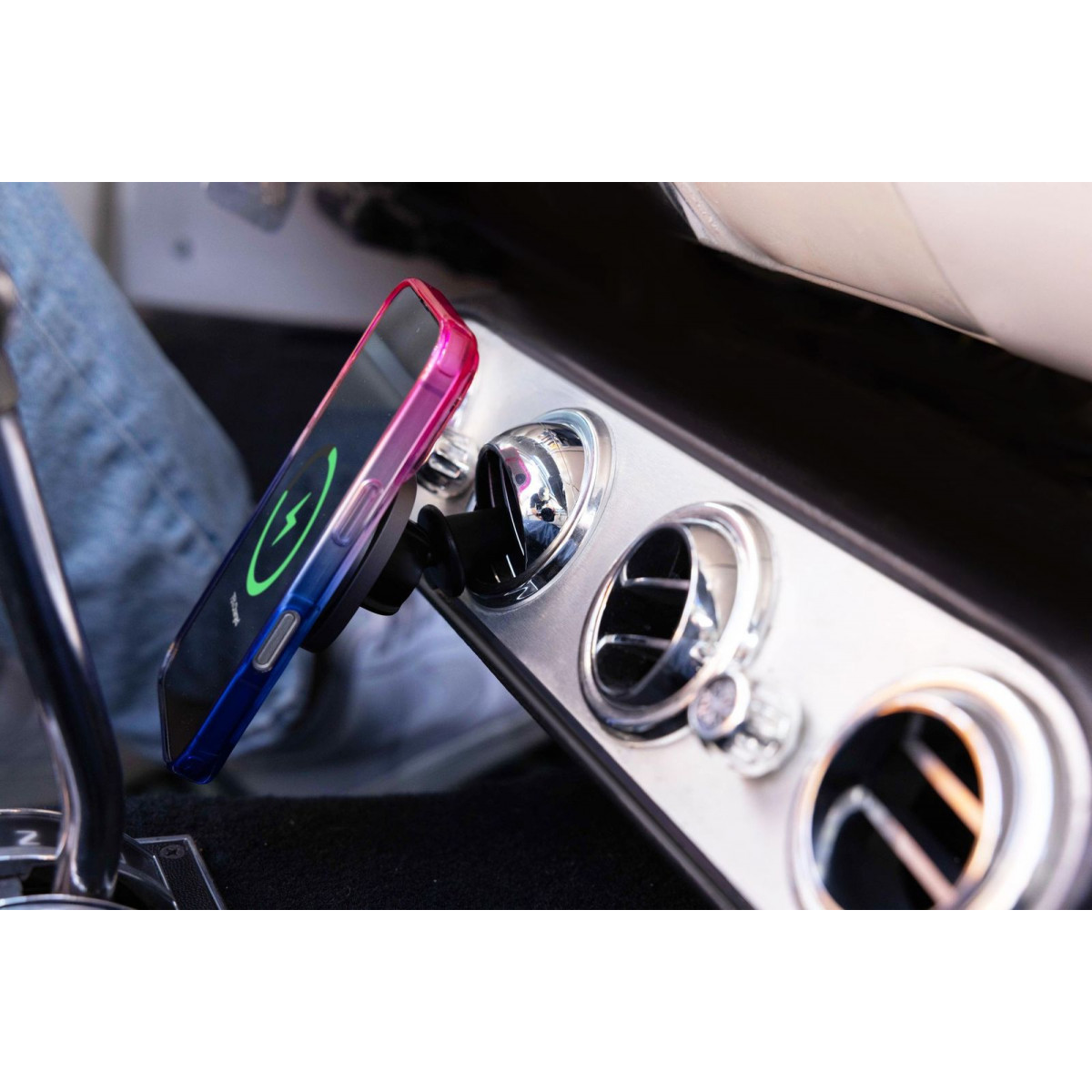 Автомобильный держатель uBear Way с поддержкой MagSafe