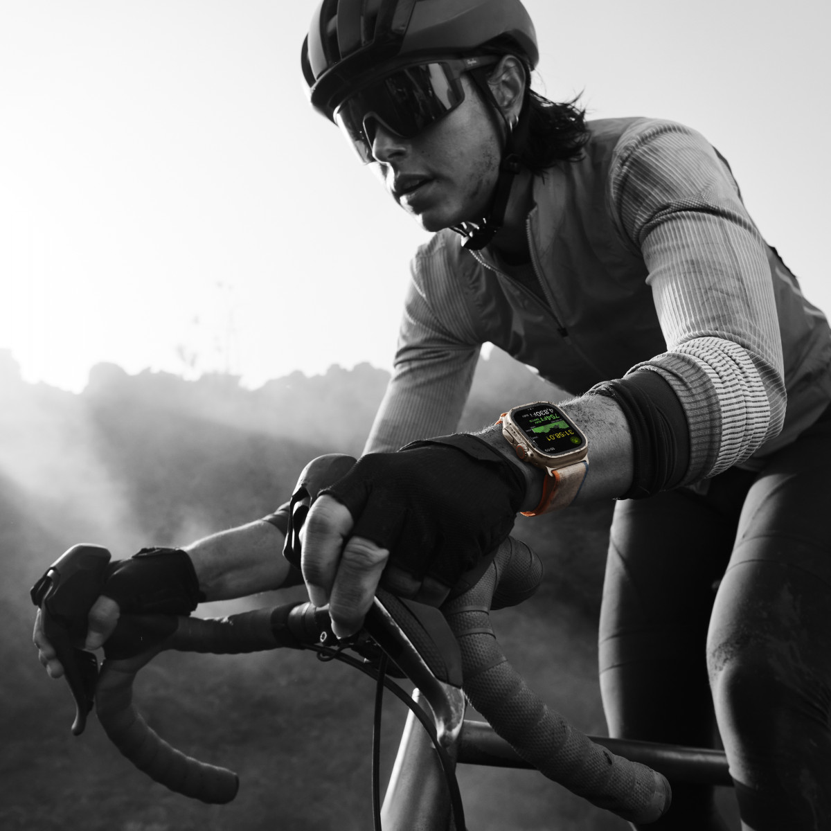 Apple Watch Ultra 2 - поколения, титановый циферблат с серо-зеленым Trail Loop S/M